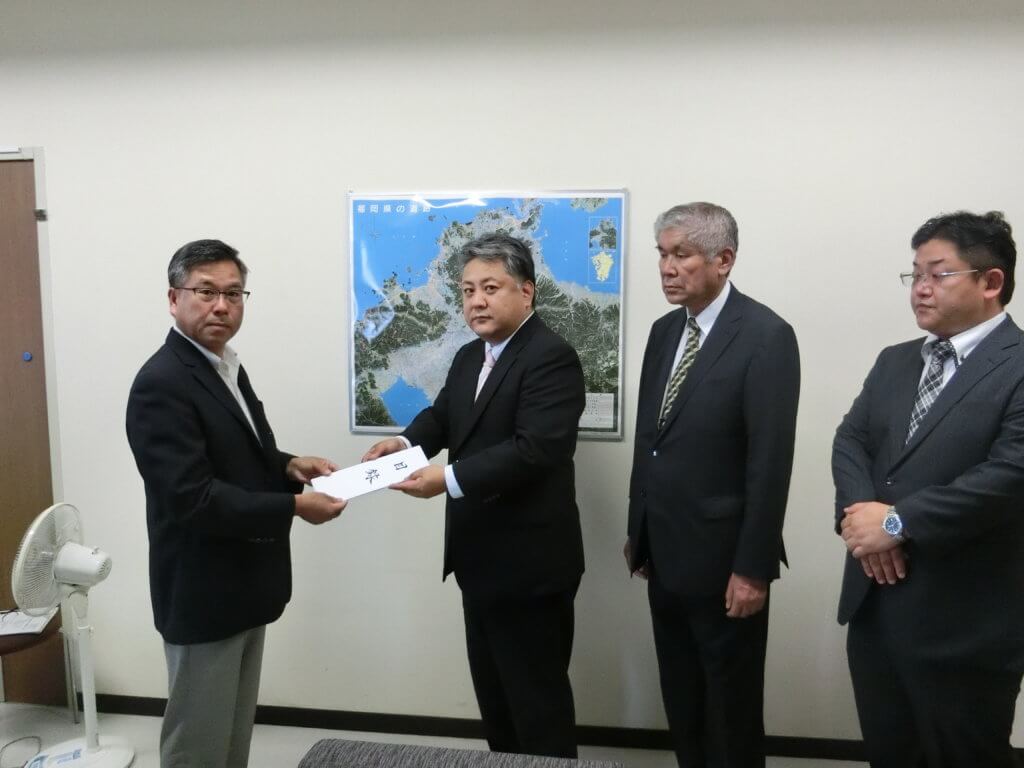 義経技監に目録を手渡す